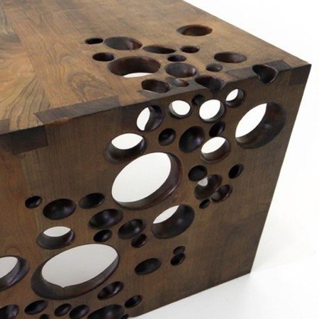 Table basse sculptée - merisier teinté